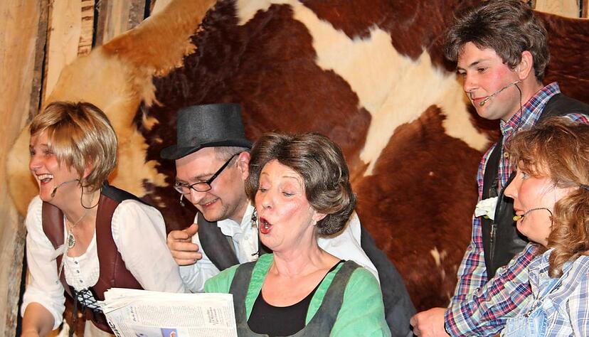 Die Mitspieler der Liederkranz-Theatergruppe ernteten viele Lacher und Applaus f&uuml;r ihre fr&ouml;hlichen Auftritte.Foto: Regina Koppenh&ouml;fer