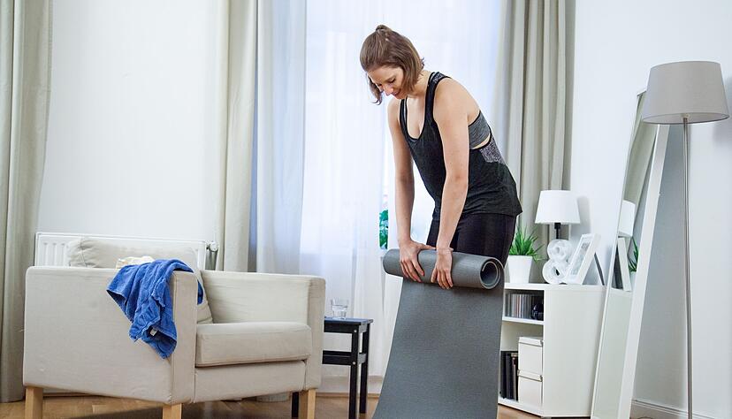 Damit sie lange hält: Yogamatte locker aufrollen und dann an einen trockenen Ort ohne direktes Sonnenlicht stellen. Damit sie lange hält: Yogamatte locker aufrollen und dann an einen trockenen Ort ohne direktes Sonnenlicht stellen.