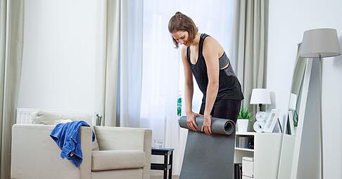 Damit sie lange hält: Yogamatte locker aufrollen und dann an einen trockenen Ort ohne direktes Sonnenlicht stellen.
