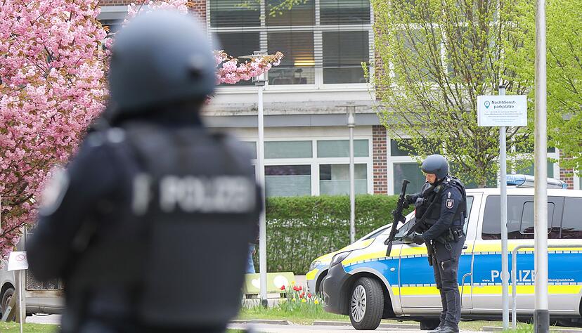 Am Freitag sicherten bewaffnete Polizisten die Klinik in Pinneberg w&auml;hrend der Durchsuchung. (Archivbild)