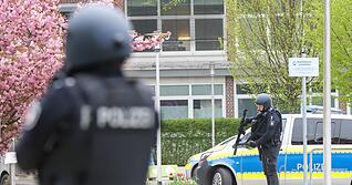 Am Freitag sicherten bewaffnete Polizisten die Klinik in Pinneberg w&auml;hrend der Durchsuchung. (Archivbild)