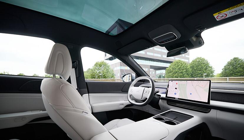 Aufger&auml;umt mit gro&szlig;em zentralem Bildschirm: Das ist vor allem bei E-Autos aktuell State oft the Art.