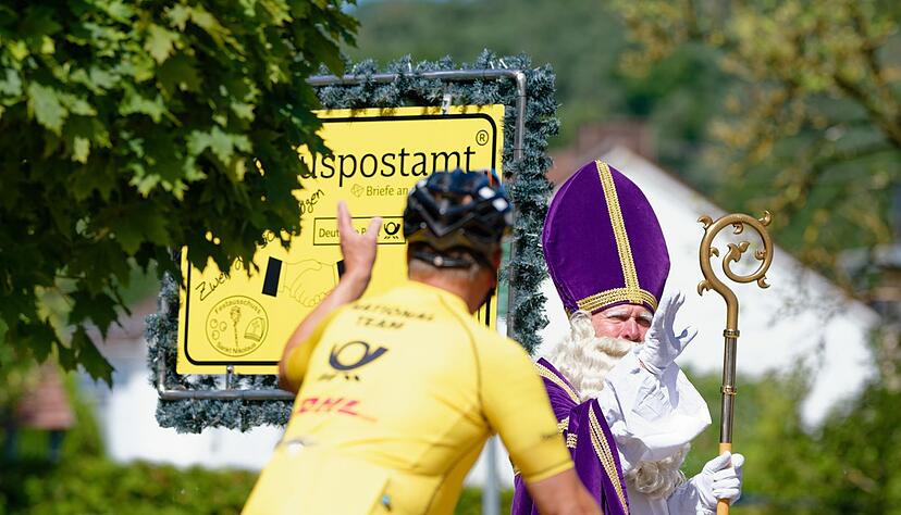 Der Nikolaus schickt Gr&uuml;&szlig;e an den Weihnachtsmann in Lappland mit