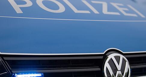 Ein Blaulicht leuchtet an einer Polizeistreife. (Symbolbild) Ein Blaulicht leuchtet an einer Polizeistreife. (Symbolbild)