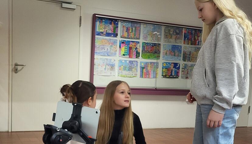 Zahra, Greta und Lotta machen eine Roomtour durchs Schulhaus.