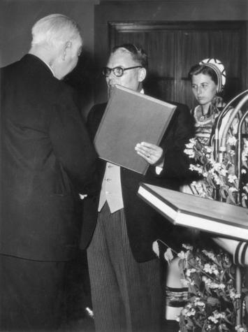 1953: Ehrenbürgerwürde für den Bundespräsidenten. Der Heilbronner Oberbürgermeister Paul Meyle überreicht Theodor Heuss die Urkunde. 1953: Ehrenbürgerwürde für den Bundespräsidenten. Der Heilbronner Oberbürgermeister Paul Meyle überreicht Theodor Heuss die Urkunde.