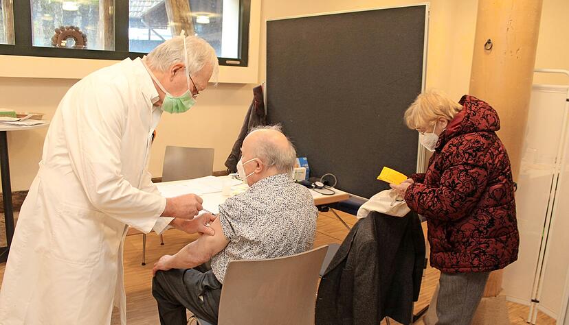 Dr. Martin Haiges immunisiert den Eppinger Helmut Plail. Dessen Ehefrau Ingrid bedankt sich mit einem Päckchen Schokolade.
Foto: Jörg Kühl Dr. Martin Haiges immunisiert den Eppinger Helmut Plail. Dessen Ehefrau Ingrid bedankt sich mit einem Päckchen Schokolade.
Foto: Jörg Kühl