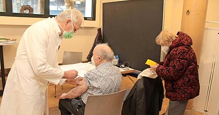 Dr. Martin Haiges immunisiert den Eppinger Helmut Plail. Dessen Ehefrau Ingrid bedankt sich mit einem Päckchen Schokolade.
Foto: Jörg Kühl Dr. Martin Haiges immunisiert den Eppinger Helmut Plail. Dessen Ehefrau Ingrid bedankt sich mit einem Päckchen Schokolade.
Foto: Jörg Kühl
