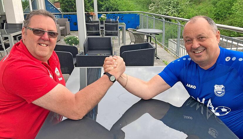 Das Fußball-Duell tragen ihre Söhne aus: Der Dührener Reiner Schock (links) und der Rohrbacher Jürgen Bauer haben es beim Armdrücken belassen.
Foto: Florian Huber Das Fußball-Duell tragen ihre Söhne aus: Der Dührener Reiner Schock (links) und der Rohrbacher Jürgen Bauer haben es beim Armdrücken belassen.
Foto: Florian Huber