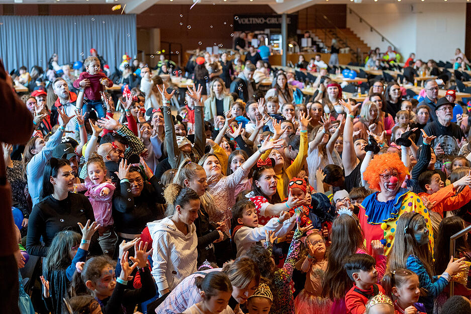Die j&uuml;ngsten Karnevalisten feiern beim Kinderfasching in der Harmonie