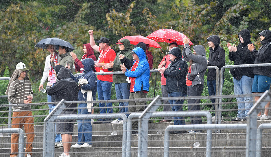 Etwas Regen mussten die Zuschauer des Fußballspiels im Heilbronner Frankenstadion aushalten.