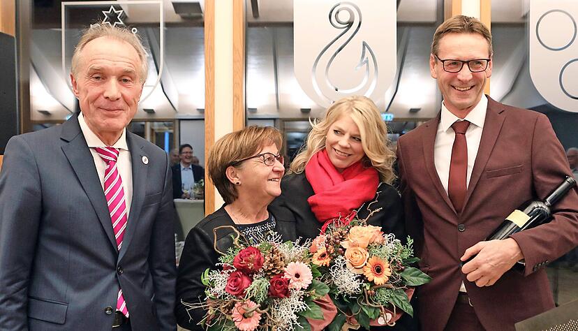 Rolf Kieser (v.l.), Karin Kieser, Corinna Alagic und Thomas Csaszar freuen sich über den Ausgang der Bürgermeisterwahl in Brackenheim.
Foto: Matthias Heibel Rolf Kieser (v.l.), Karin Kieser, Corinna Alagic und Thomas Csaszar freuen sich über den Ausgang der Bürgermeisterwahl in Brackenheim.
Foto: Matthias Heibel