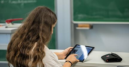 Tablet statt Kreide: In Heilbronner Schulen hat die Verwaltung in den letzten Monaten die digitale Ausstattung mit Endger&auml;ten verbessert. 
Foto: dpa