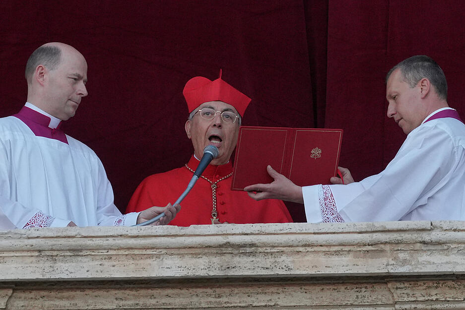Kardinal Dominique Mamberti verkündet die Wahl des neuen Papstes im Vatikan.