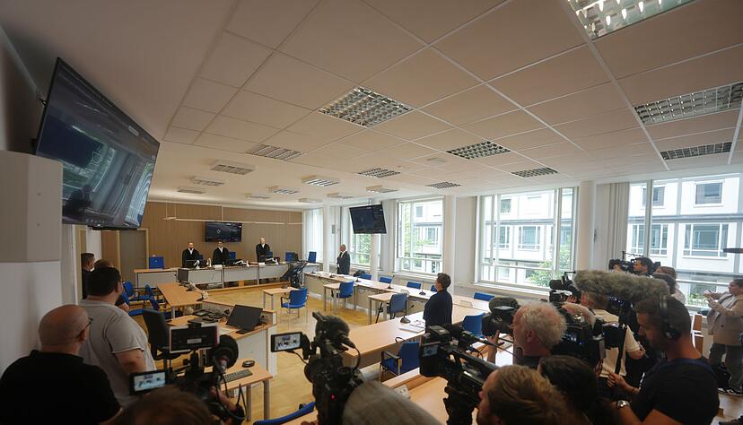Die Öffentlichkeit durfte zunächst nur zu Beginn der Verhandlung in den Raum. Die Öffentlichkeit durfte zunächst nur zu Beginn der Verhandlung in den Raum.