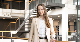 Sophie Milndoki ist Chief Sustainability Managerin bei Bechtle und ber&auml;t &ouml;ffentliche wie gewerbliche Kunden, um auch die Be&shy;schaffung ihrer IT m&ouml;glichst nachhaltig zu gestalten.