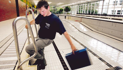 Bei der Sanierung des Biberacher Hallenbades legt Kommunikationselektriker Dieter M&uuml;ller letzte Hand an. Seit Mai sind die Handwerker im Einsatz.Foto: Guido Sawatzki