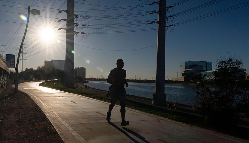 In Arizona sind die frühen Morgenstunden aktuell die beste Zeit für körperliche Anstrengungen, bevor die Temperaturen am Tag der 40-Grad-Marke entgegenklettern. In Arizona sind die frühen Morgenstunden aktuell die beste Zeit für körperliche Anstrengungen, bevor die Temperaturen am Tag der 40-Grad-Marke entgegenklettern.