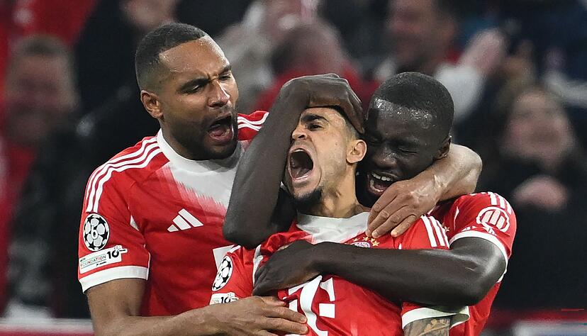 Emotionen pur: Torsch&uuml;tze Luis Diaz (Mitte) feiert mit Dayot Upamecano (rechts) und Jonathan Tah (links) den Einzug des FC Bayern M&uuml;nchen ins Halbfinale der Champions League.