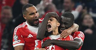 Emotionen pur: Torsch&uuml;tze Luis Diaz (Mitte) feiert mit Dayot Upamecano (rechts) und Jonathan Tah (links) den Einzug des FC Bayern M&uuml;nchen ins Halbfinale der Champions League.