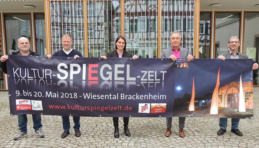 Spannung und Vorfreude bei den Veranstaltern und Sponsoren: Martin Ernst und Carsten Eckstein (Kulturforum), Dorothee Scheidtweiler (Palmbr&auml;u Eppingen), B&uuml;rgermeister Rolf Kieser, Rainer Lang (WG Stromberg-Zaberg&auml;u).
Foto: Helga El-Kothany