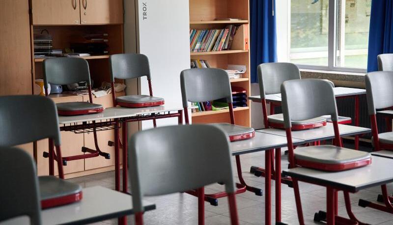 Die Stühle bleiben oben, die Schüler sind heute eh woanders. Die Stühle bleiben oben, die Schüler sind heute eh woanders.