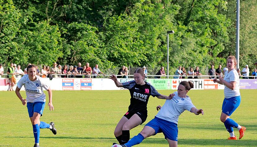 Die Neuensteinerin Emily Kübler (Zweite von links) wird auf dem Weg zum Tor gerade noch gestoppt. Sand II stand in der Defensive stabil und ließ den Pink Ladies nur wenige Räume. Die Neuensteinerin Emily Kübler (Zweite von links) wird auf dem Weg zum Tor gerade noch gestoppt. Sand II stand in der Defensive stabil und ließ den Pink Ladies nur wenige Räume.