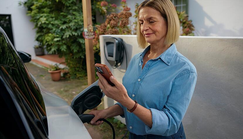 Mit einer App sollen Stromkunden künftig hohe Verbräuche wie das Laden eines Elektroautos steuern können. Mit einer App sollen Stromkunden künftig hohe Verbräuche wie das Laden eines Elektroautos steuern können.
