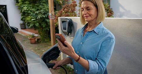 Mit einer App sollen Stromkunden künftig hohe Verbräuche wie das Laden eines Elektroautos steuern können.