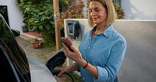 Mit einer App sollen Stromkunden künftig hohe Verbräuche wie das Laden eines Elektroautos steuern können. Mit einer App sollen Stromkunden künftig hohe Verbräuche wie das Laden eines Elektroautos steuern können.