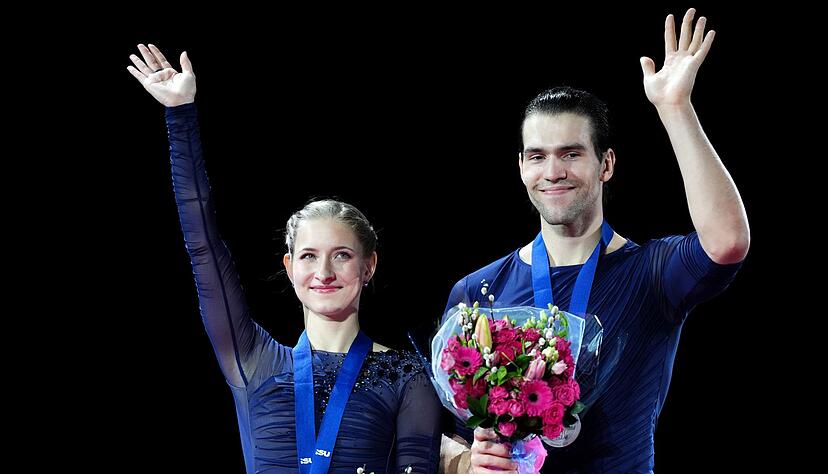 Zwangen sich zu einem L&auml;cheln nach EM-Silber: Minerva Hase (l) und Nikita Volodin.