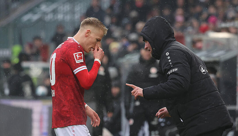 Chris F&uuml;hrich (links) war beim 1:2 in Hamburg der Pechvogel im VfB-Trikot.