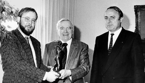&Uuml;bergabe des Maillol-Bozzetto am 25. Februar 1987: (von links): Museumsdirektor Andreas Pfeiffer, Stifter Ernst Vogelmann und Helmut Mattes, Erster Vorsitzender des Museumsfreunde-Vereins.Foto: Archiv/Kleinknecht