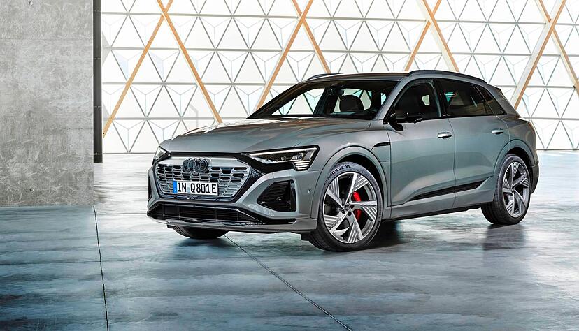 Optisch haben die Designer vor allem den Kühlergrill angepasst. Unter dem Blech gibt es eine größere Batterie und nun bis zu 170 kW Ladeleistung.
Fotos: Audi