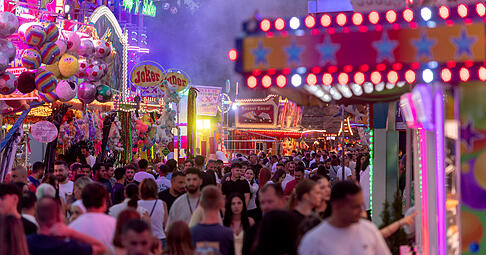 Zwischen Fahrgeschäften und Ständen pilgerten die Besucher über das Heilbronner Volksfest auf der Theresienwiese.