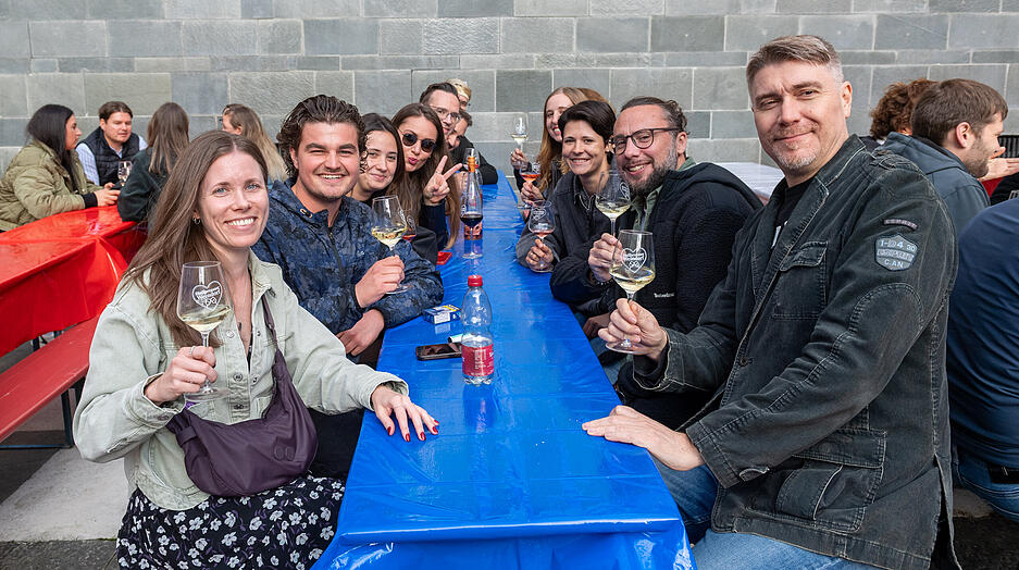 Die Heilbronner Innenstadt verwandelt sich während des Weindorfs zu einem Anziehungspunkt für Besucher. Auch am Dienstagnachmittag sind die Plätze gut gefüllt.