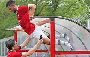 Dimitrios Babanatsas (rechts) hatte auf der Eppinger Auswechselbank die Humba für seine MItspieler angestimmt. Dimitrios Babanatsas (rechts) hatte auf der Eppinger Auswechselbank die Humba für seine MItspieler angestimmt.