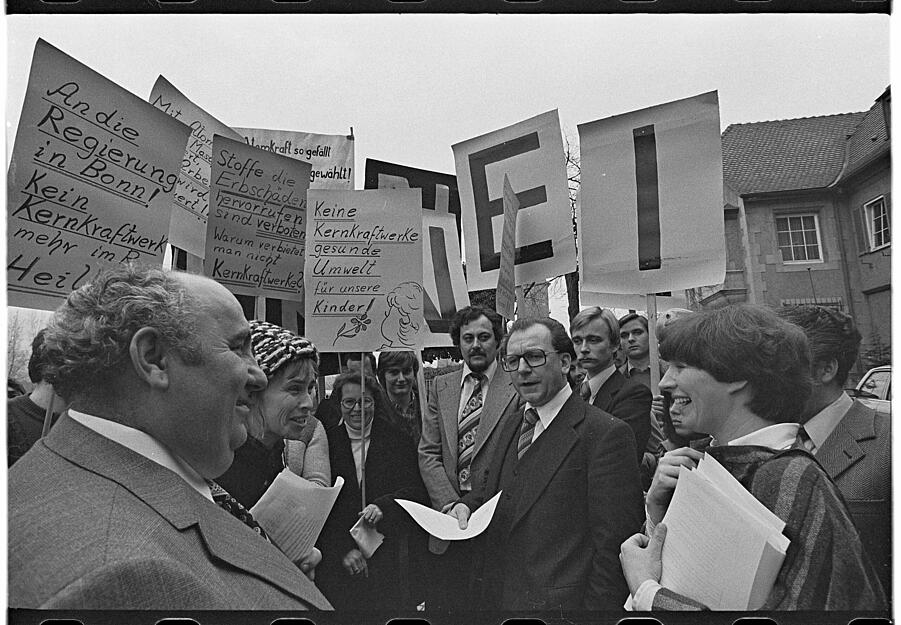 Protestiert und demonstriert wurde gegen das GKN regelmäßig. Im Februar 1978 macht sich Innenminister Lothar Späth (CDU, Mitte mit Brille) vor Ort ein Bild von der Lage. Wenige Monate später sollte er zum fünften Ministerpräsidenten von Baden-Württemberg gewählt werden. Hermann Eisenmenger/HSt/Stadtarchiv