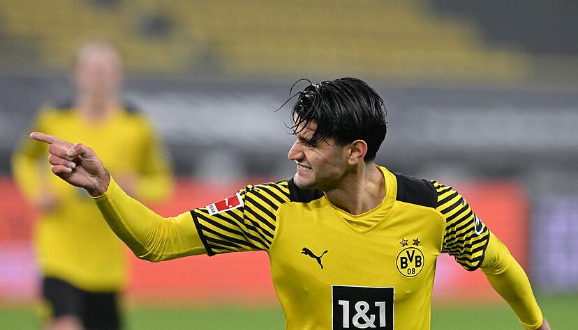 Dortmunds Mahmoud Dahoud (M) jubelt nach seinem Tor zum 5:1. Dortmunds Mahmoud Dahoud (M) jubelt nach seinem Tor zum 5:1.