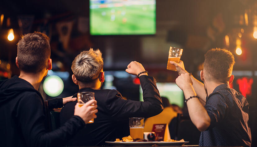 Ein Bild das immer seltener wird: Nur noch wenige zieht es in die Kneipen für eine Partie Fußball.