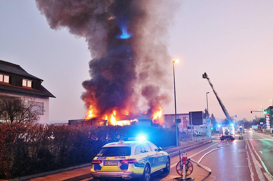 Ein Gebäude steht in Vollbrand – Einsatzkräfte sind in Schorndorf vor Ort. Ein Gebäude steht in Vollbrand – Einsatzkräfte sind in Schorndorf vor Ort.