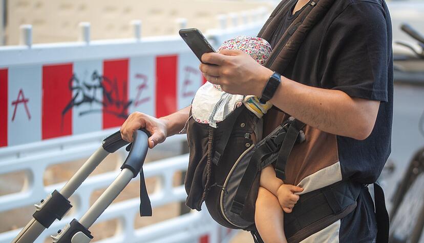 Sorgenfrei dank Elterngeld? In einigen Fällen führt die Lohnersatzleistung zu späteren Steuernachzahlungen. Sorgenfrei dank Elterngeld? In einigen Fällen führt die Lohnersatzleistung zu späteren Steuernachzahlungen.