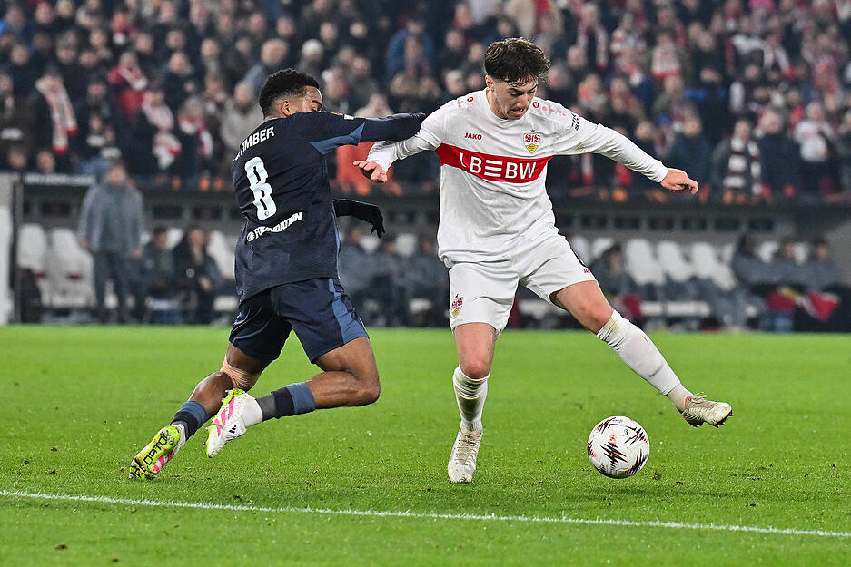 Angelo Stiller: Am Mittag von Bundestrainer Julian Nagelsmann überraschend nicht für den DFB-Kader nominiert. Aber beim VfB ein ganz wichtiger Mann. Stiller hatte viele Ballkontakte, doch eine entscheidende Aktion gab es nicht. Note: 3,5 Angelo Stiller: Am Mittag von Bundestrainer Julian Nagelsmann überraschend nicht für den DFB-Kader nominiert. Aber beim VfB ein ganz wichtiger Mann. Stiller hatte viele Ballkontakte, doch eine entscheidende Aktion gab es nicht. Note: 3,5