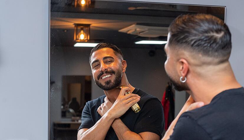 Friseurmeister Volkan Alan in seinem Salon in der Klarastraße.
Foto: Mario Berger