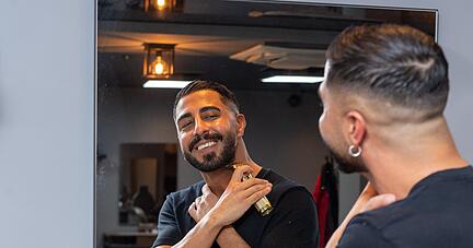 Friseurmeister Volkan Alan in seinem Salon in der Klarastraße.
Foto: Mario Berger