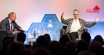 Annette Limberger im Interview mit Stimme-Redakteur Thomas Zimmermann bei der 51. Abendvorlesung "Gut h&ouml;ren &minus; in jedem Alter". Thematisiert wurden das Ohr, H&ouml;rger&auml;te und Vorsorge.
Foto: Andreas Veigel