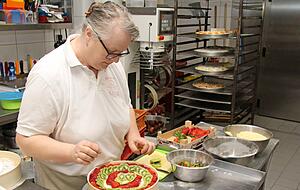 Die Konditorei beginnt etwas später als die Bäckerei. Dagmar ist ab 4.30 Uhr am Kuchen- und Tortenmachen.