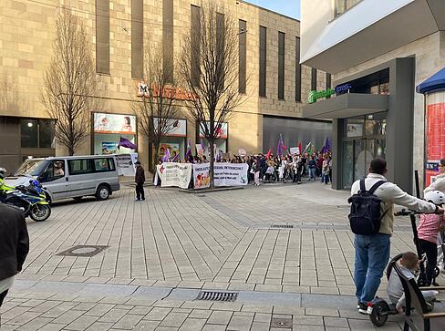 In Heilbronn zieht ein Demonstrationszug durch die Innenstadt.