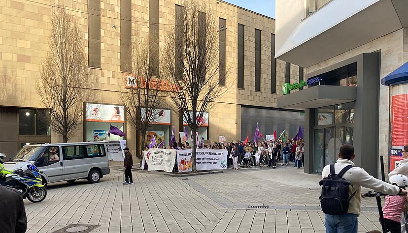 In Heilbronn zieht ein Demonstrationszug durch die Innenstadt.