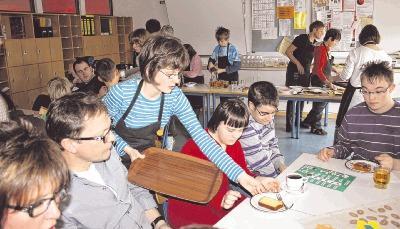 Wie in einem richtigen Caf&eacute;: Sch&uuml;ler der Astrid-Lindgren-Schule servieren ihren Mitsch&uuml;lern und Lehrern einmal im Monat Kaffee und Kuchen.Foto: Barbara Barth